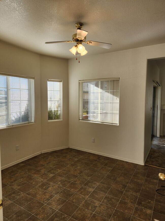 Photo - Rare Ground Level Unit - 2 Bed / 1 Bath w/private yard Unidad 1