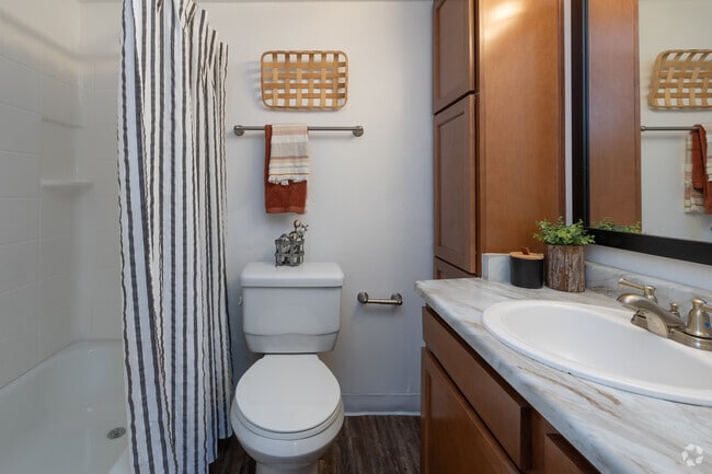 1BR, 1BA - 619SF - Bathroom