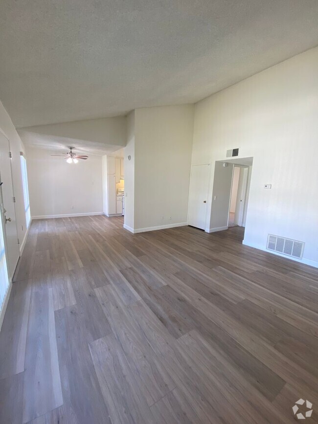 Building Photo - Newly Remodeled 2 Bedroom 1 1/2 Bath Upsta... Rental