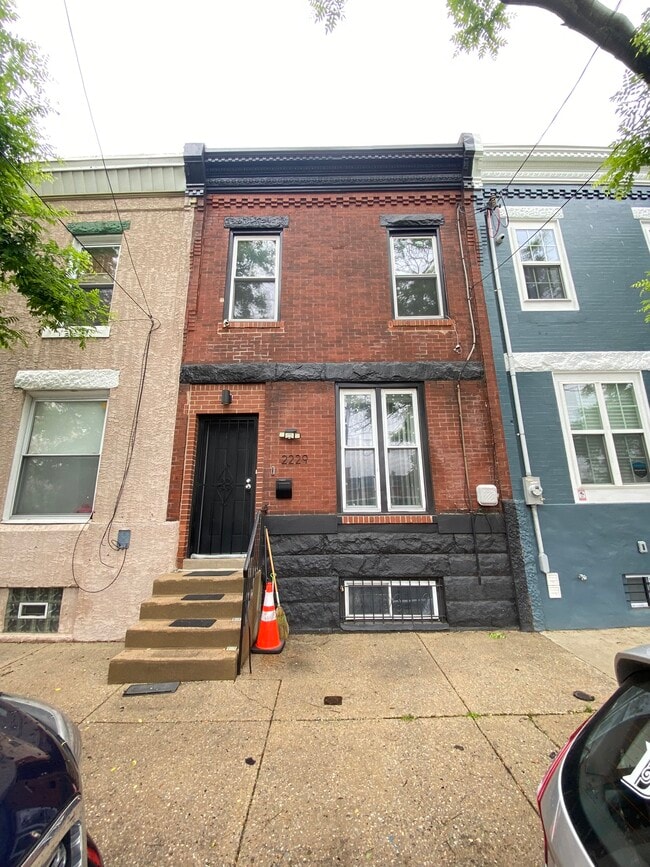 2229 W Dauphin St