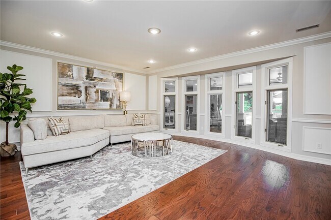 Photo - 9 W Leiston Dr