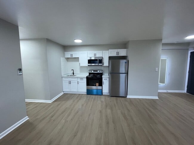 Building Photo - Live in Style at Bellagio East Living I: Convenient and Vibrant Community in Indianapolis Unit E01