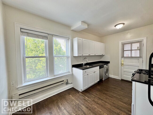 Building Photo - 3825 N Greenview Ave Unit S Rental