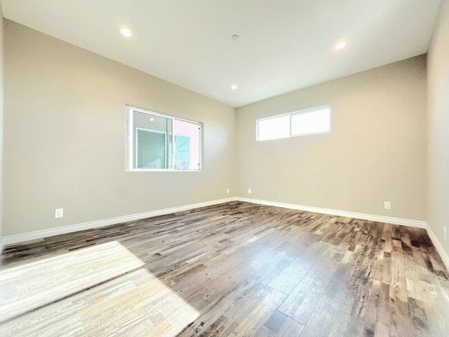 Photo - 3258 Dundas St