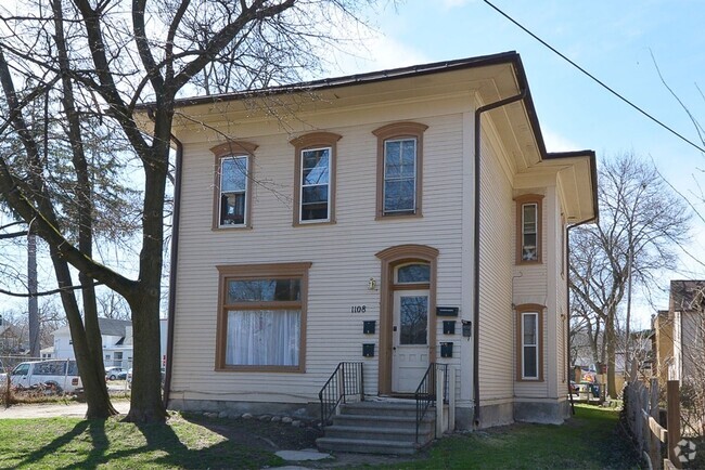 Building Photo - Spacious 1bed/1bath on main floor of with ... Unit 1 Rental