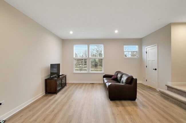 Photo - 155 Canterbury Way