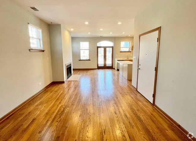 Building Photo - 2000 S Wabash Ave Unit 2 Rental