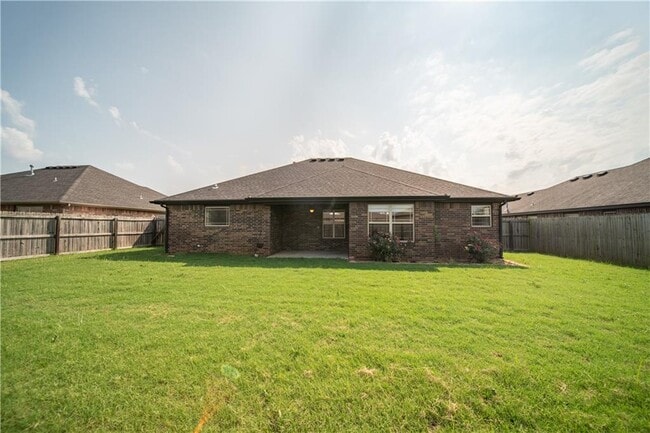 Photo - 704 SW Cabriolet St