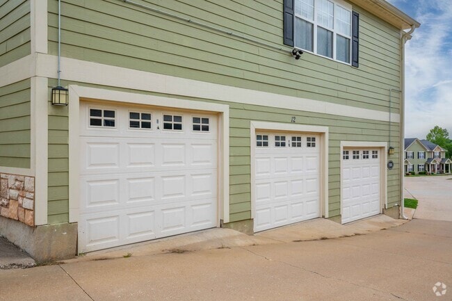 Garajes - Gravois Ridge Townhome Apartments