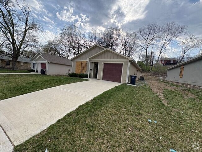 Building Photo - Charming 4-Bedroom Home with Spacious Livi...
