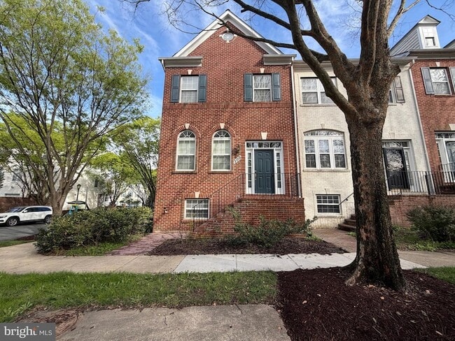 Building Photo - 300 Garden View Square