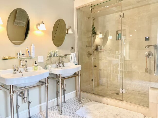 Photo - Enormous Upper Floor Unit in Heart of Down...