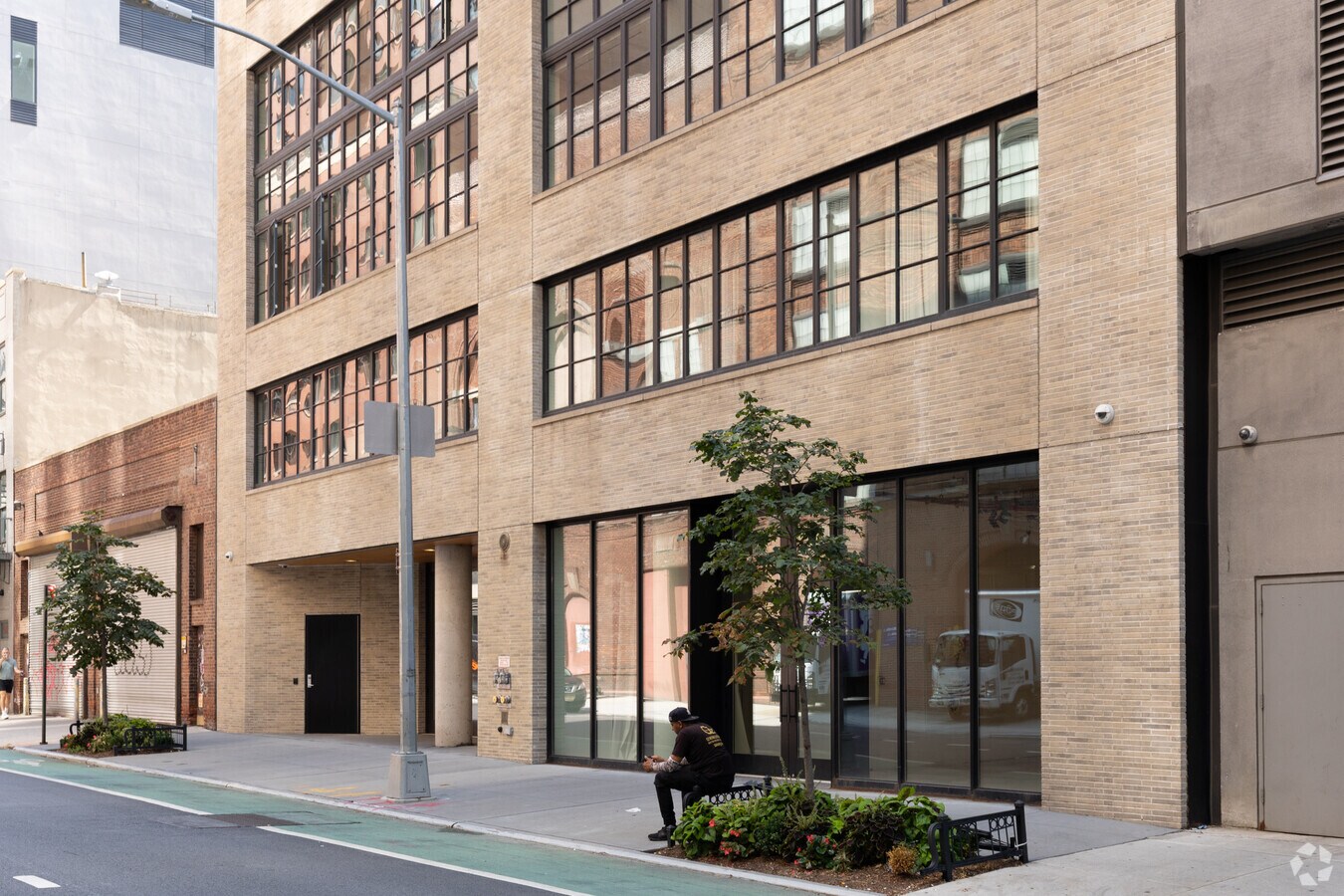 Photo - 546-550 W 29th St