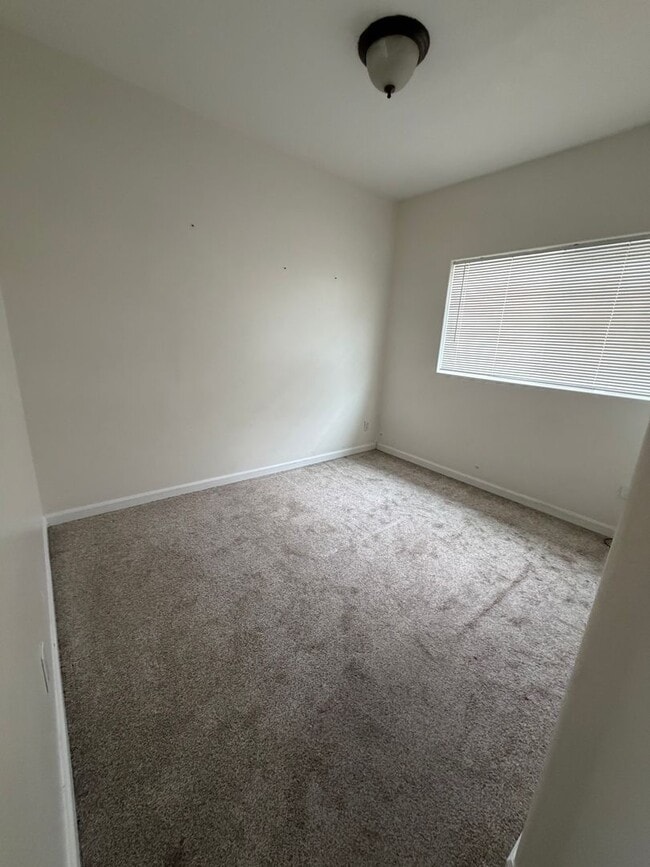 Photo - 3 Bedroom, 2 Bathroom Home - Located near Sky Lakes and Oregon Tech!