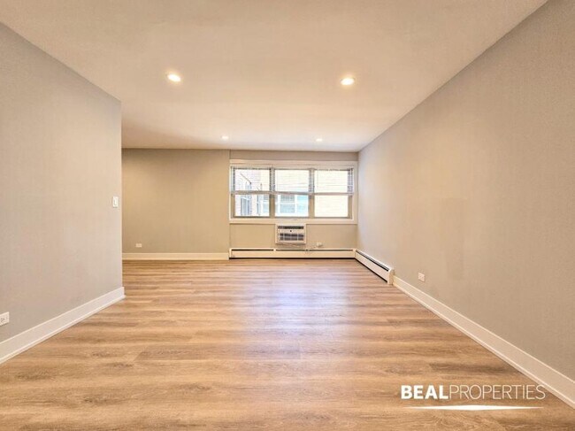 Building Photo - 1 bedroom in CHICAGO IL 60657 Unit 404 Rental