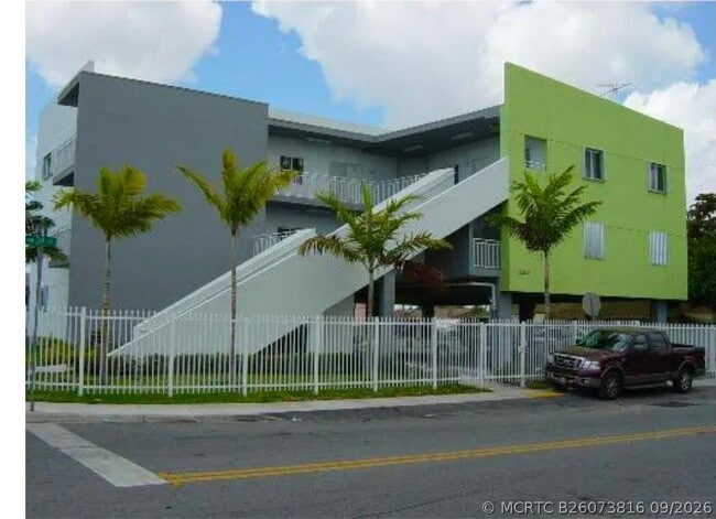Building Photo - 2210 NW 34th St Unit 303