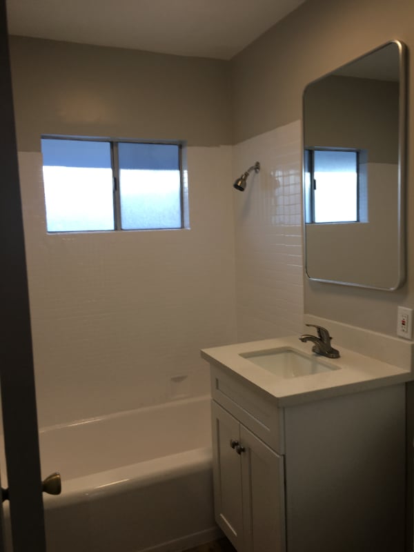 Photo - 5841 1/2 N Whitnall Hwy Unidad 3