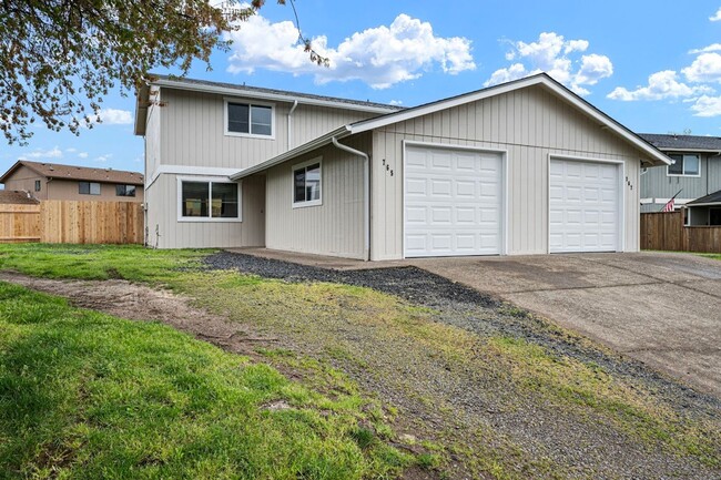 Building Photo - Newly Remodeled 2-Bedroom, 1.5-Bath Duplex In Springfield!