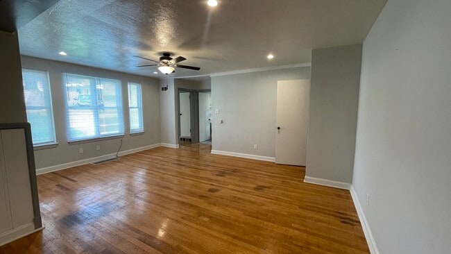 Building Photo - 404 Linden Cir Unit 5