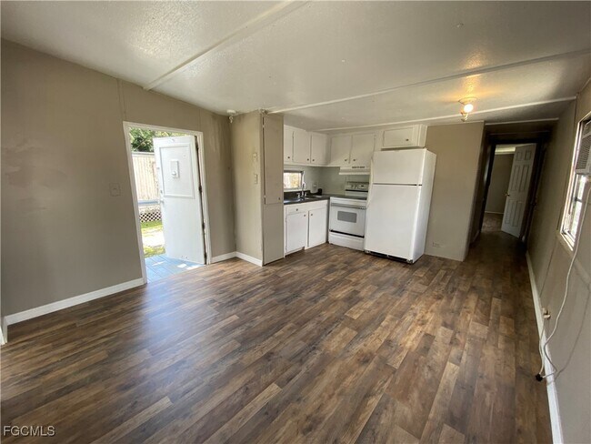 Photo - 4900 Tice St