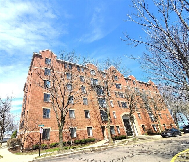 Building Photo - 65 North Point Dr Unit 302 Rental