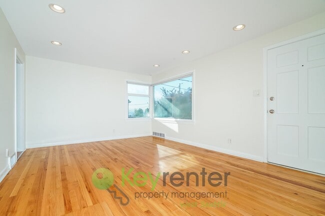 Photo - **Rent Special** Elegant Three Bedroom Hom...