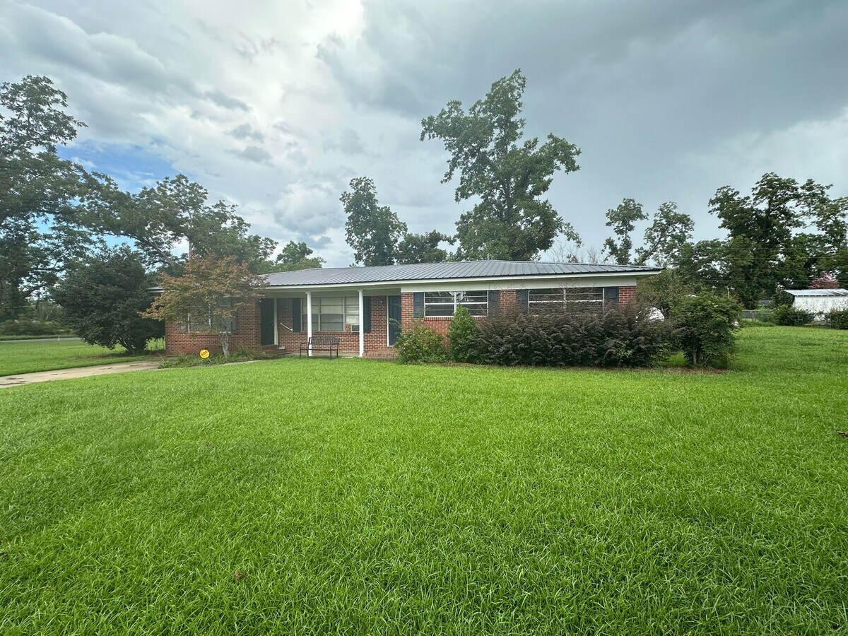 3 Bed/1.5 Bath Brick Home - 3 Bed/1.5 Bath Brick Home
