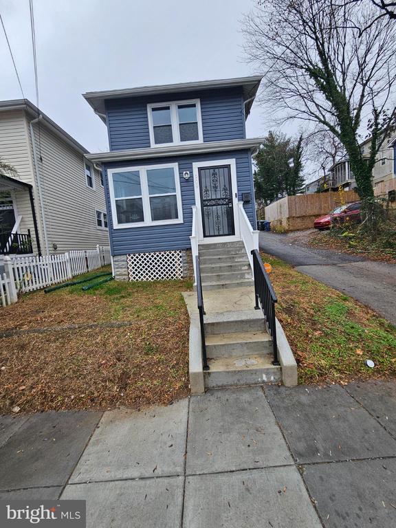 Building Photo - 909 45th Pl NE