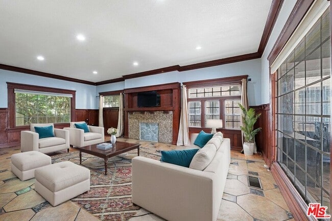 Photo - 1750 W 49th St