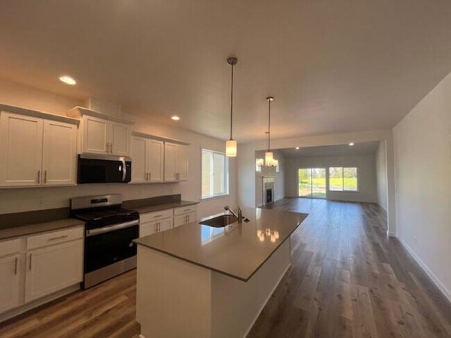 Photo - 3 Bedroom 2 Bath Silverton OR