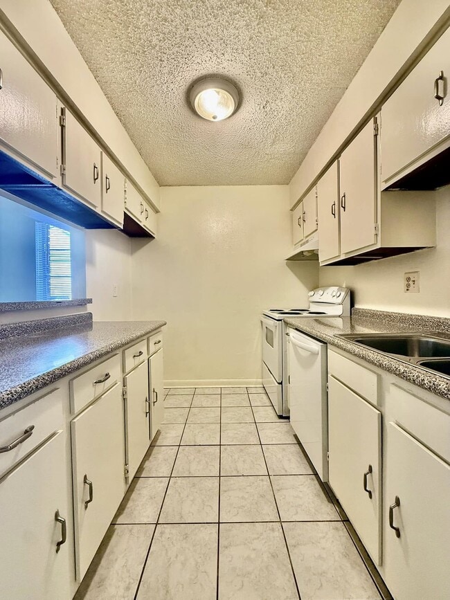 Photo - 1620 Newport Pl