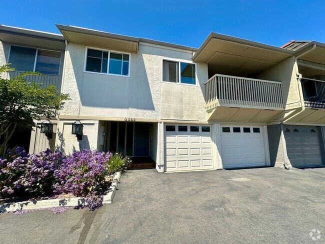 Building Photo - Spacious 3 Bedroom Townhome near USD!! Par...