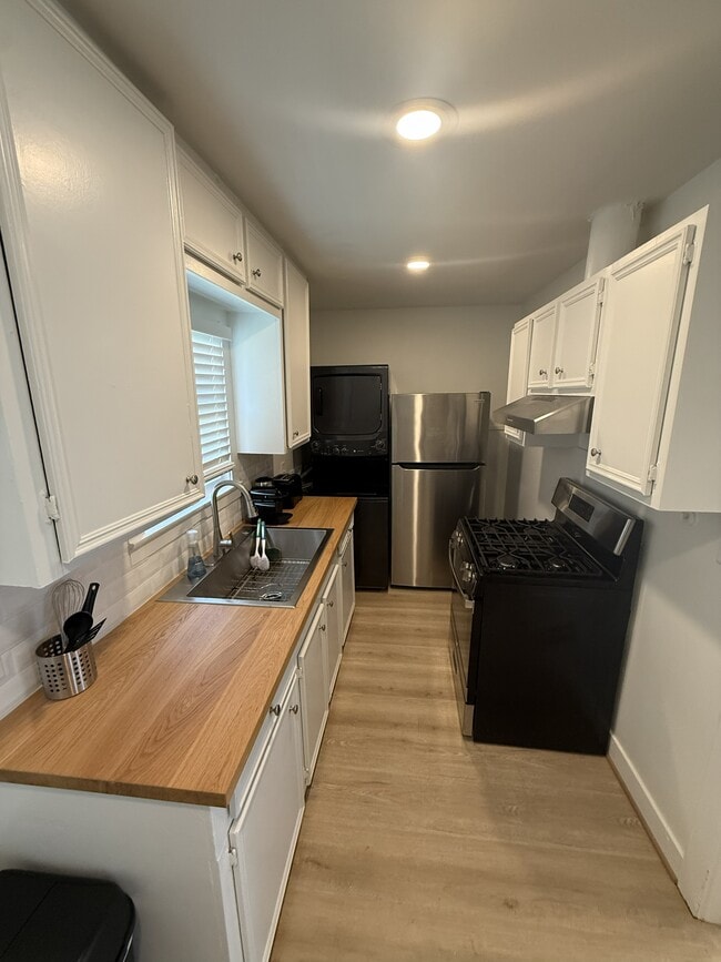 Kitchen with washer and dryer - 1109 Walton St Unit B