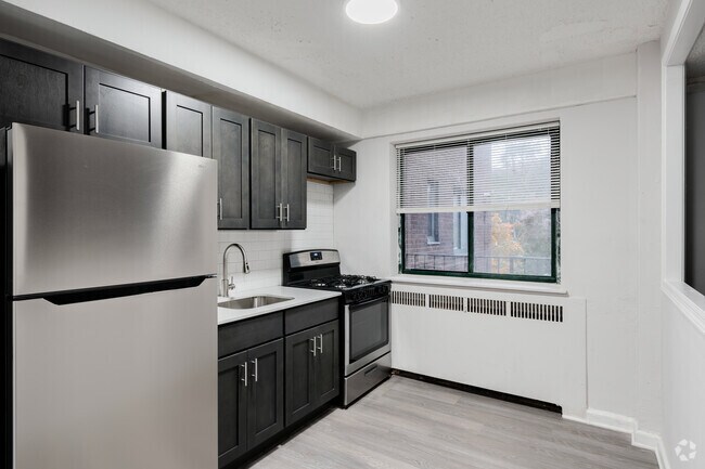 2BR, 1BA - 900SF