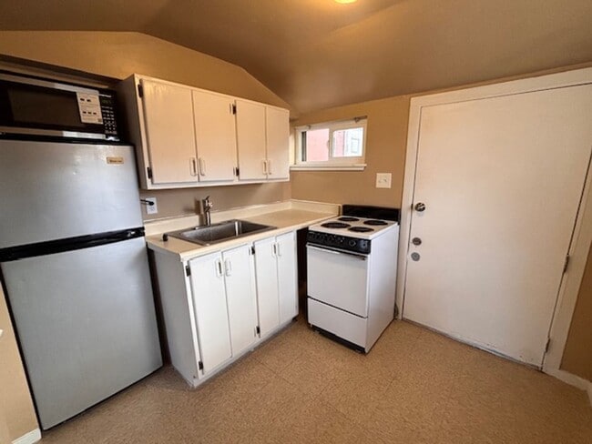 Photo - CAR1930-1990>** Unit CAR1930 #1>**