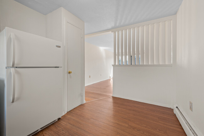 Building Photo - 10 Henderson Dr Unit 20 Rental