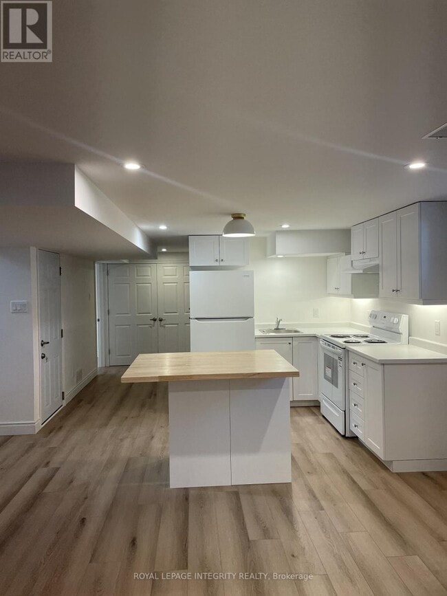 Photo - 32 Uxbridge Crescent