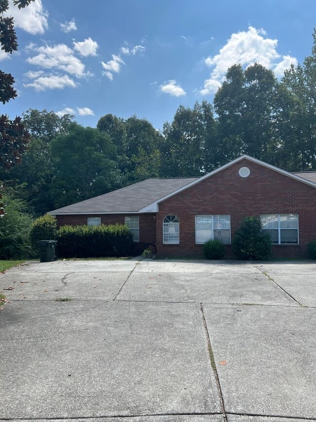 Building Photo - 3bed/2bath in Harmon Estates available in August!