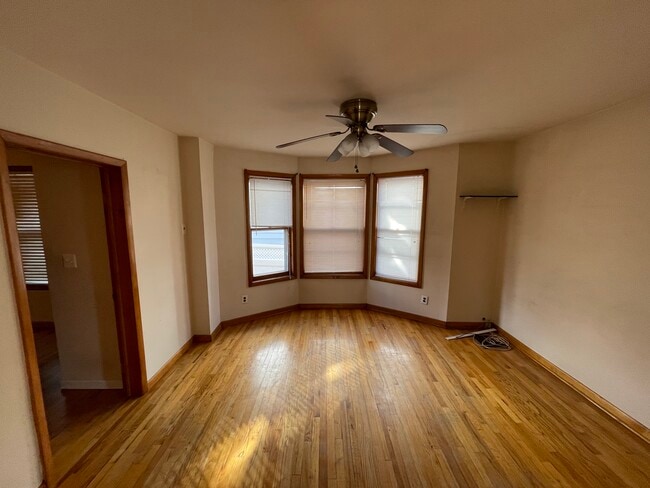 Building Photo - 44 Vreeland Ave Unit 1