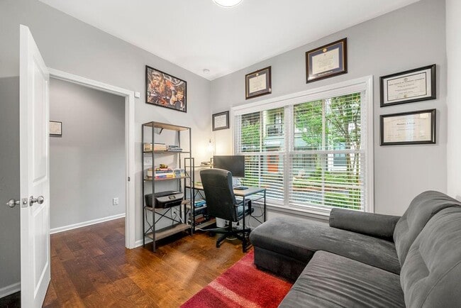 Photo - 755 Dunlop Way