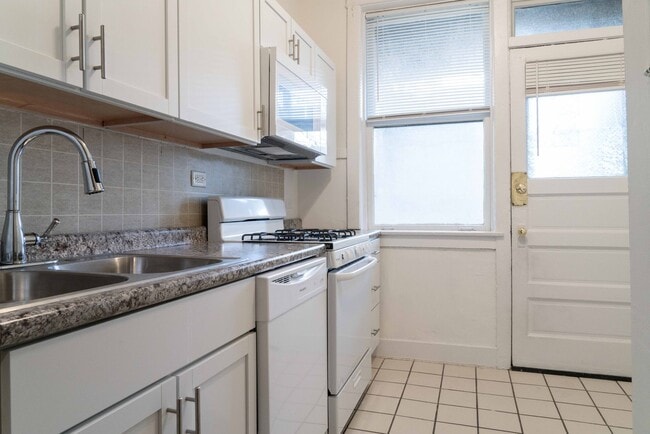 Photo - Uptown / Ravenswood - Studio - w/ Deck Unit 1468-1R