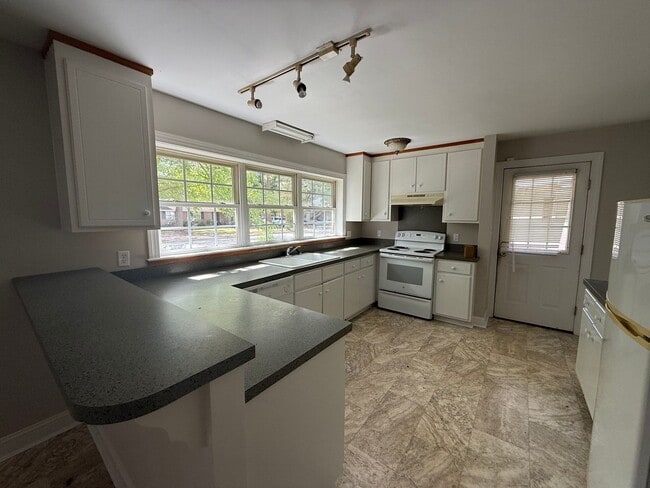Photo - 1504 Gold St N