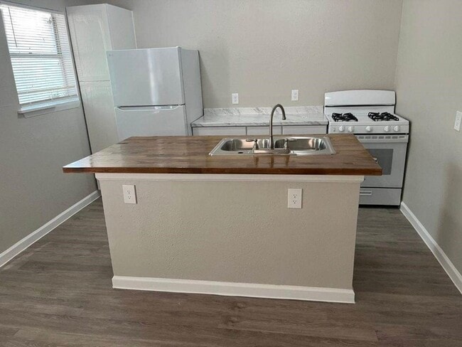 Building Photo - 515 Margil St Unit 519