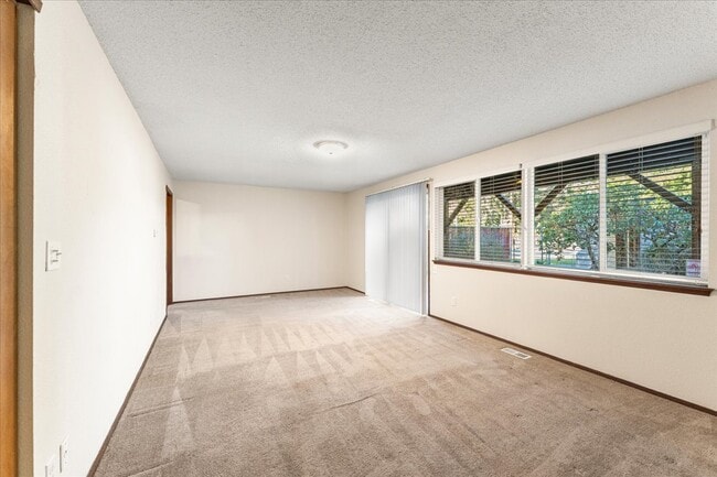 Amplia sala de estar - Washington Terrace Apartments