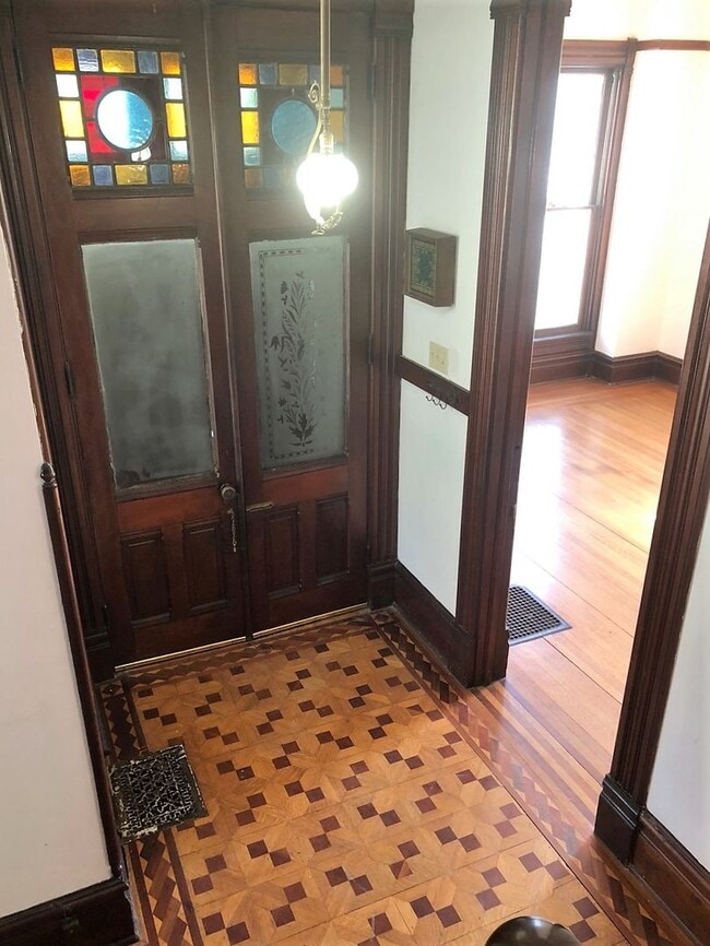 Building Photo - Historic Home 3-4 Bed, 2 Bath - MUST SEE!!