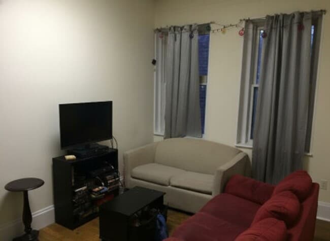 Photo - NO FEE - Kenmore 3 BR Apartment - 9/1