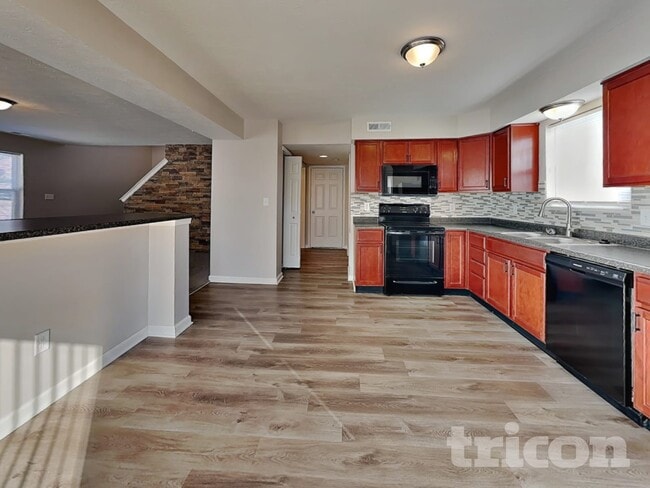 Photo - 561 Grassy Bend Dr