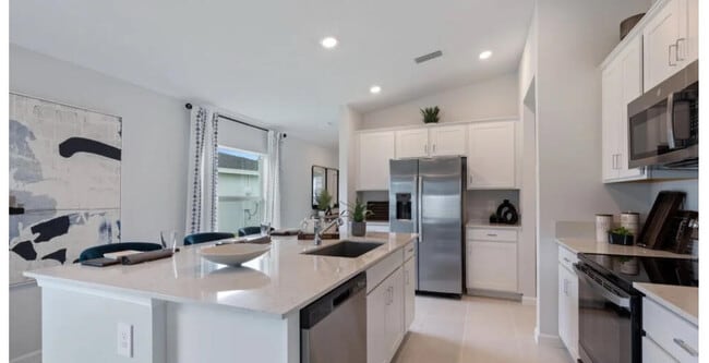 Photo - 682 Papillon St SW