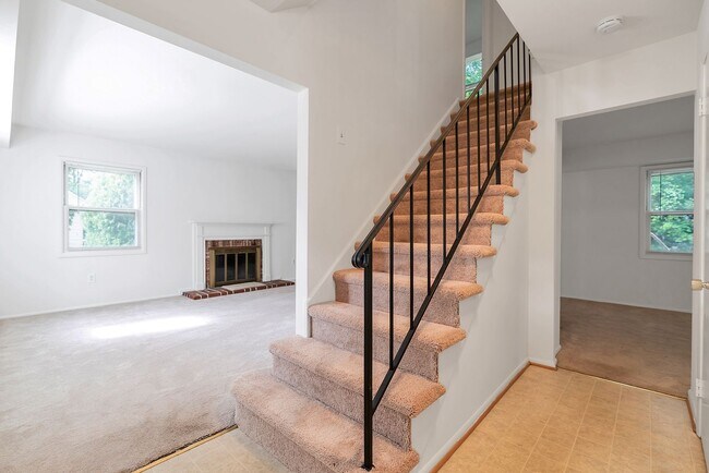 Photo - Fantastic 4 Bed 2.5 Bath Colonial Home Sou...