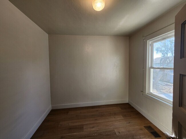 Photo - 555 Wallis Ave